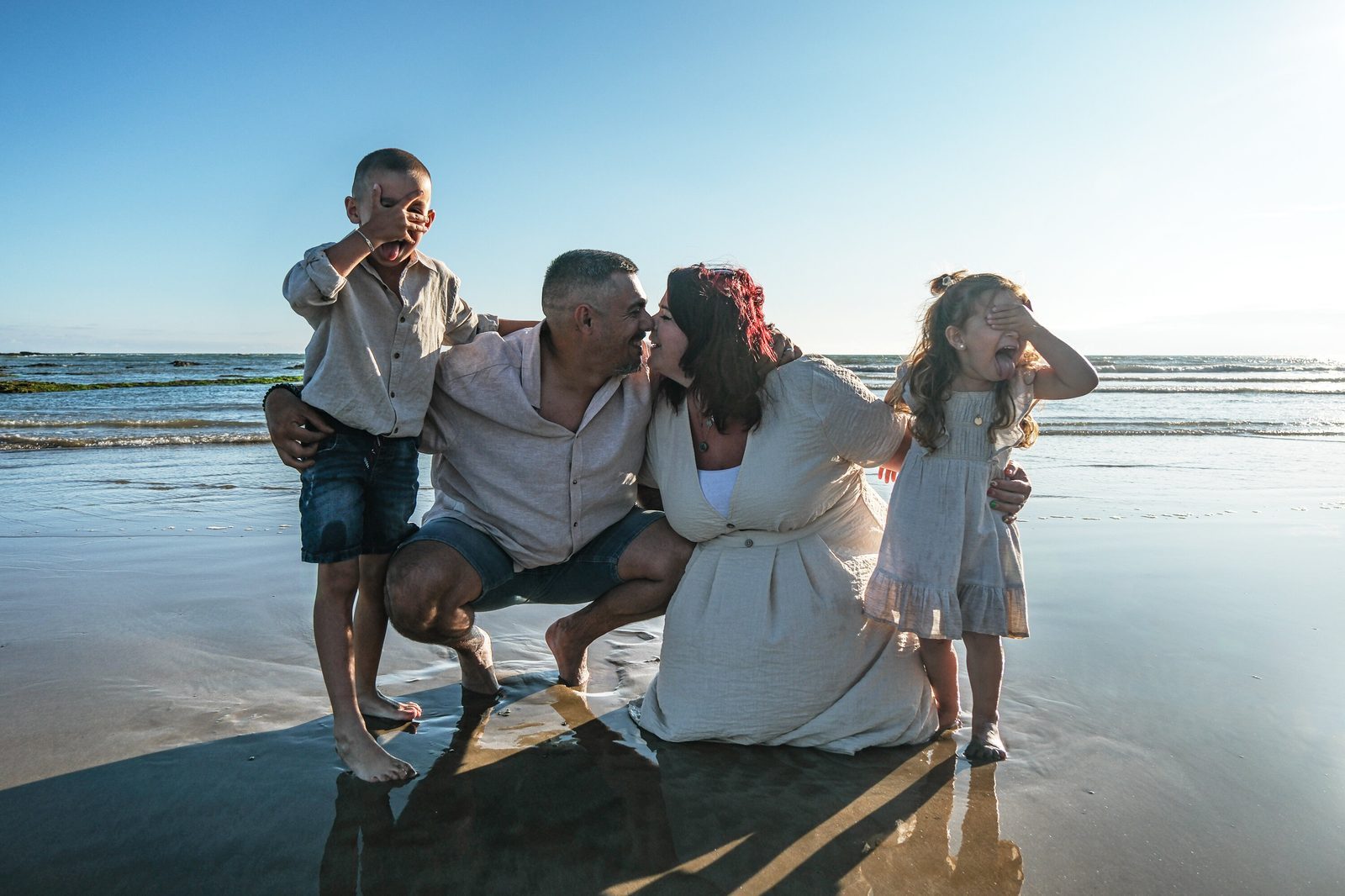 Parents et leurs enfants marchant sur le bord de la mer en Vendée