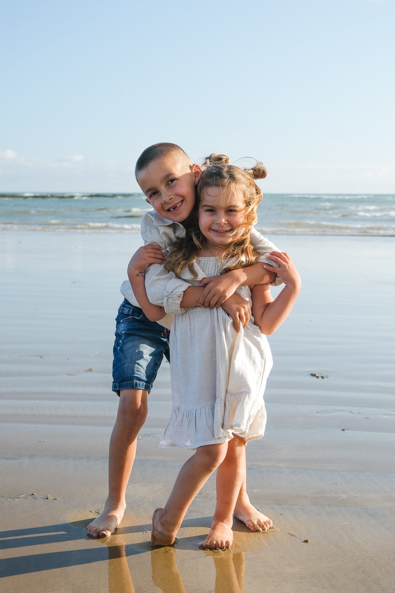 Deux enfants, frère et sœur, se faisant un câlin sur la plage de Brétignolles-sur-Mer